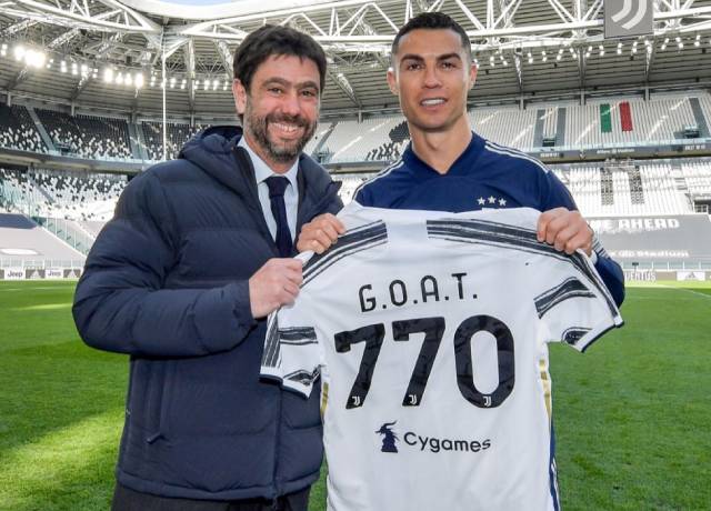 Juventus present a special jersey to Ronaldo