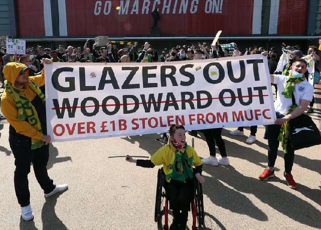 Manchester United fans protest over Glazer's ownership